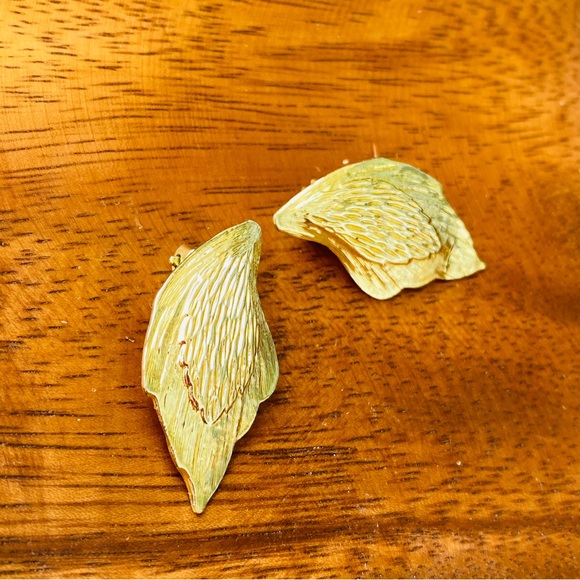 70s/80s Vintage Gold Tone Wing Clip-on Earrings - Picture 2 of 8